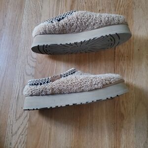 UGG Maxi Curly Tazz Platform Tan Shearling Slide Slippers, Size 9